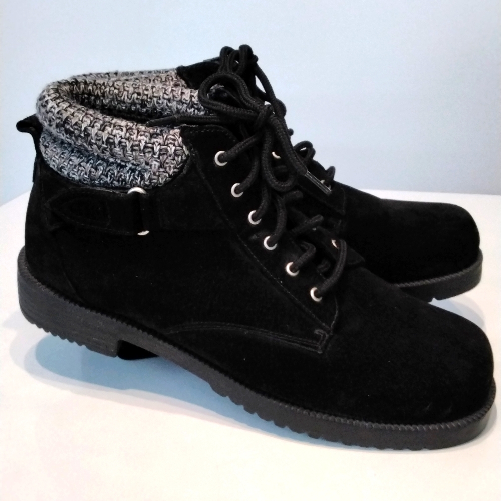 NWOT Ladies Vintage Rugged Outback Suede boots